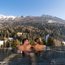 Coppia nell'acqua di una piscina con vista sulle montagne innevate